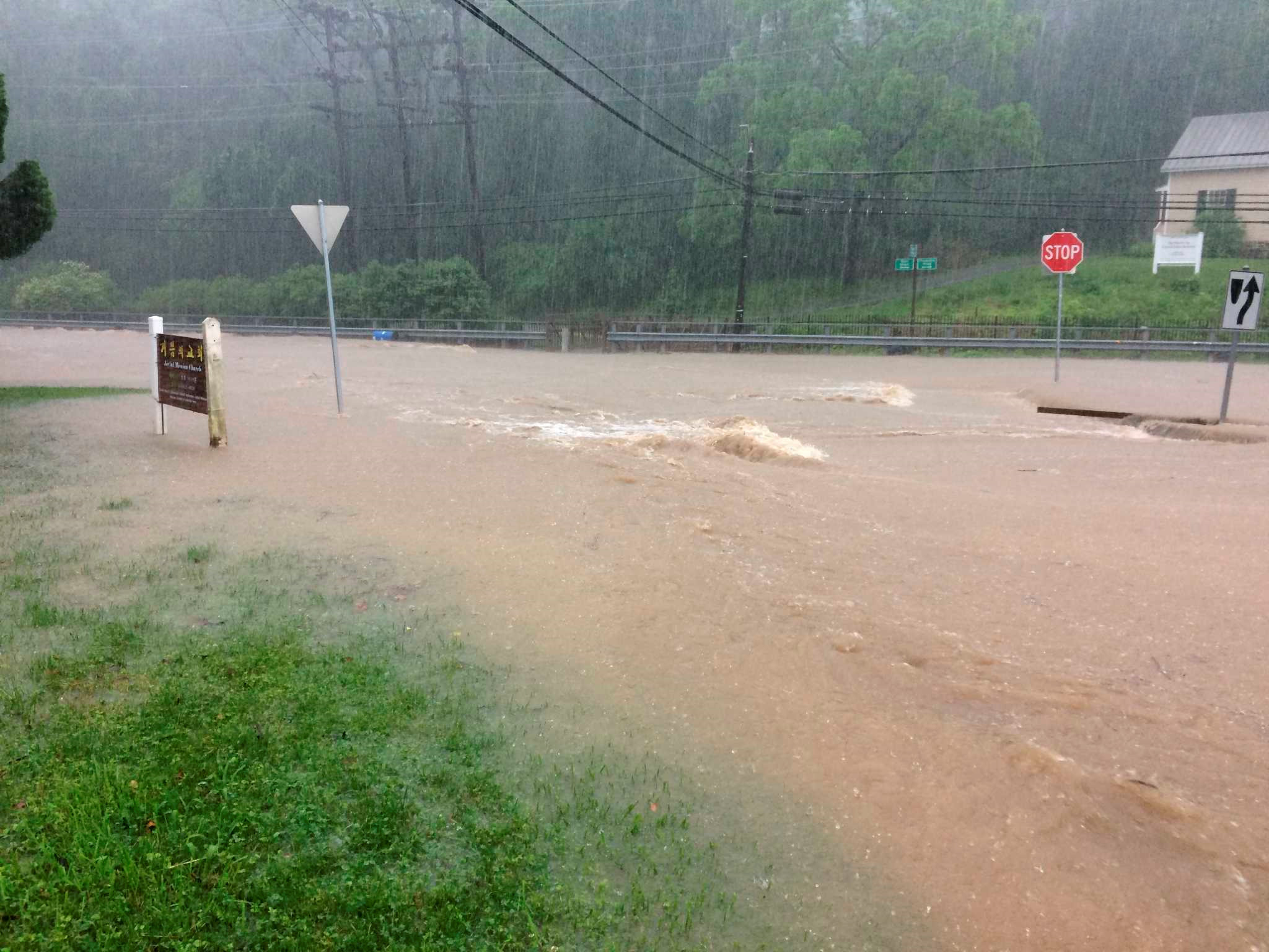 Nước lũ bất ngờ bủa vây thành phố Mỹ, cuốn phăng nhiều ôtô